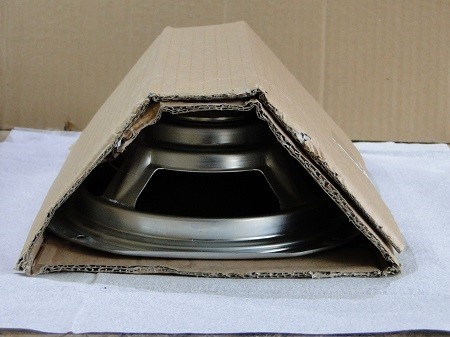 Entourez le haut-parleur avec le carton pour protéger la membrane