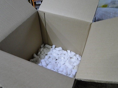Pour préparer l'expédition des haut-parleurs mettez une couche de polystyrene dans le fond du carton
