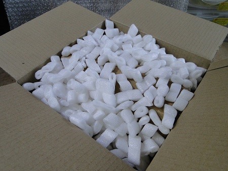 Teminez l'emballage du haut-parleur en remplissant le carton de polustyrene