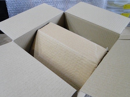Afin de protéger le haut-parleur, posez le dans le carton avec du polystuyrene au fond