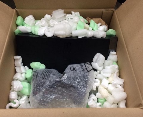 Pour emballer plusieurs haut-parleurs, entourez les d'abord d'une feuille de carton et posez les sur une couche de polystyrene en veillant a installer des cloisons de carton entre chaque haut-parleurs afin qu'il ne puisse pas s'entre choquer pendant le transport